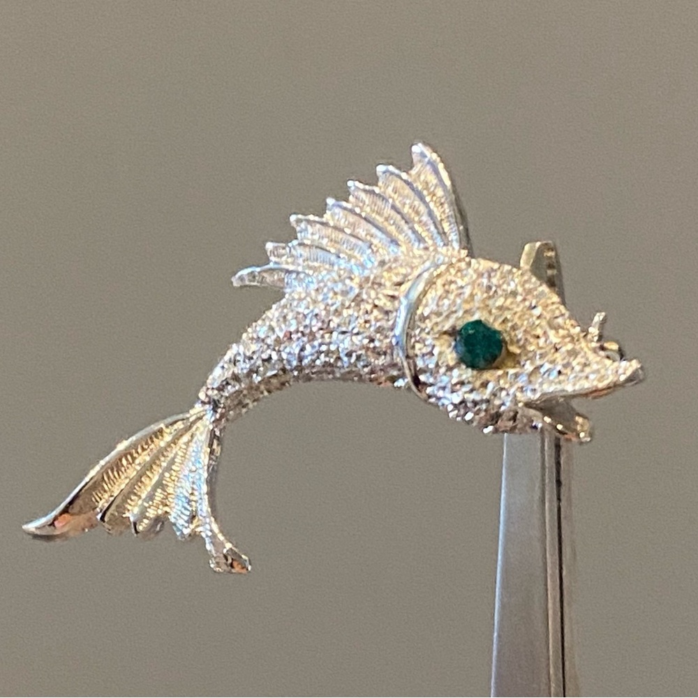 Elegant Vintage Silver Fish Brooch with Green Accent 5.55gr